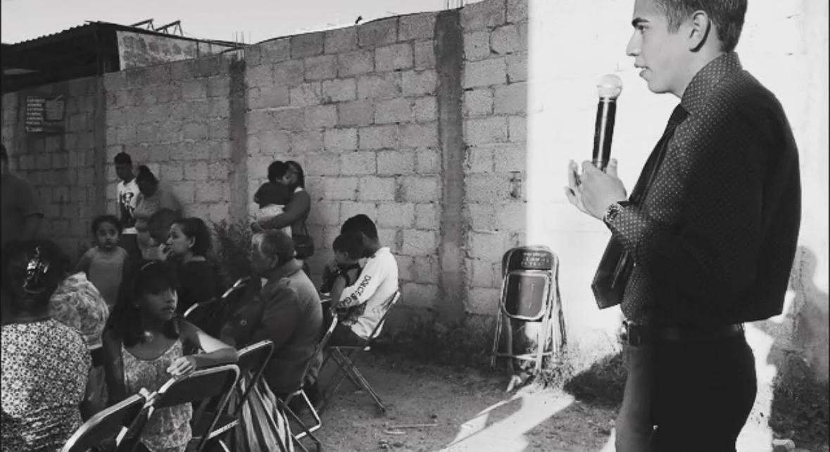 Mauricio Talavera durante un encuentro con vecinos en el sur de Puebla